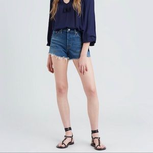 Levi’s 501 Women’s Cut-off Hem Shorts